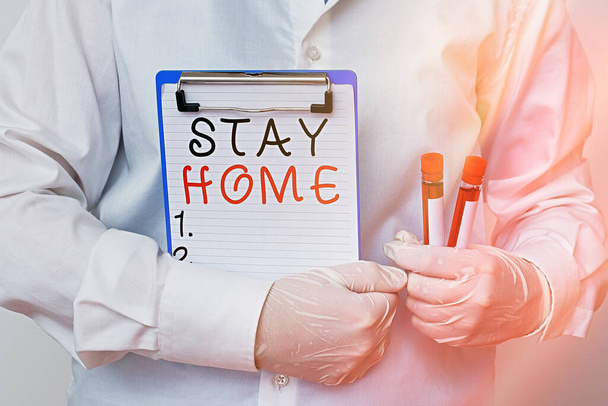 Konceptuální rukopis ukazující Stay Home Save Lives. Obchodní foto ukazuje snižuje počet infikovaných pacientů tím, že neopouští dům Laboratorní krevní test vzorek pro lékařskou diagnostiku - Fotografie, Obrázek