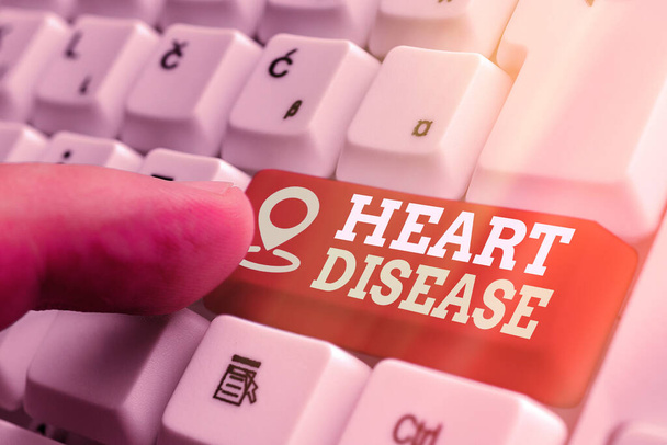 Kelime yazma Kalp Hastalığı. Kalp ya da kan damarlarını etkileyen bir hastalığın iş konsepti beyaz nota kağıdıyla birlikte beyaz pc klavye. - Fotoğraf, Görsel