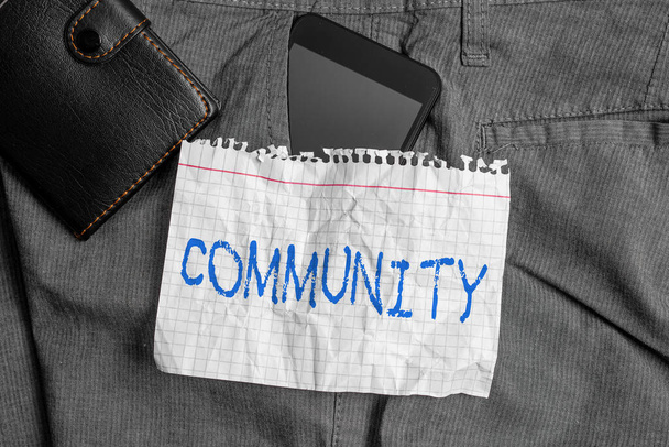 Tekst pisma Wspólnoty. Koncepcja biznesowa dla grupy wyświetlaczy o wspólnych cechach mieszkających razem Smartfon wewnątrz kieszeni przedniej spodni z portfelem i papierem notatkowym. - Zdjęcie, obraz