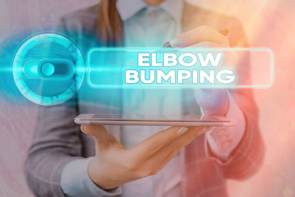 Χειρόγραφο κείμενο που γράφει το Elbow Bumping. Έννοια σημαίνει πρόσφατα trended χειραψία, όπου δύο μεμονωμένοι αγκώνες αφής Graphics λουκέτο για web σύστημα εφαρμογής ασφάλειας πληροφοριών. - Φωτογραφία, εικόνα