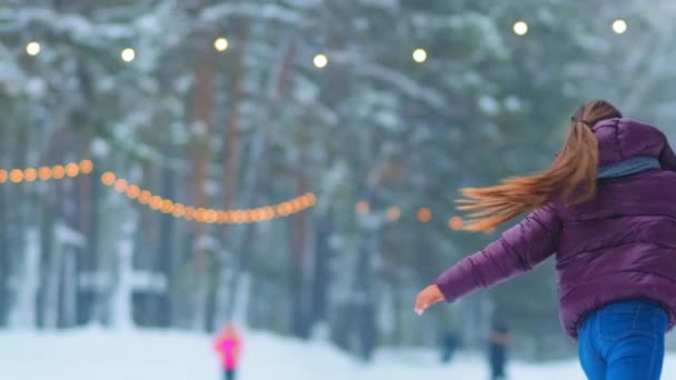 junge Dame mit Pferdeschwanz im Sakko dreht auf Schlittschuhen auf der Eisbahn - Filmmaterial, Video