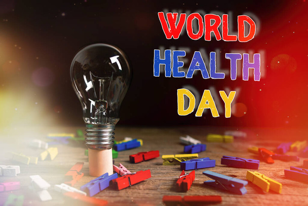 Εννοιολογικό γράψιμο που δείχνει την Παγκόσμια Ημέρα Υγείας. Επαγγελματική φωτογραφία κείμενο παγκόσμια ημέρα ευαισθητοποίησης για την υγεία γιορτάζεται κάθε χρόνο στις 7 Απριλίου Ρεαλιστική χρωματιστά vintage λαμπτήρες, ιδέα λύση σημάδι. - Φωτογραφία, εικόνα