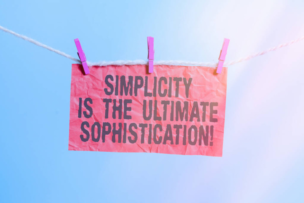 Kézírás szövegírás Egyszerűség a végső Sophistication. Koncepció jelentése egyszerűsítse prezentációk legjobb eredmény Clothesline ruhacsap téglalap alakú papír emlékeztető fehér fa íróasztal. - Fotó, kép