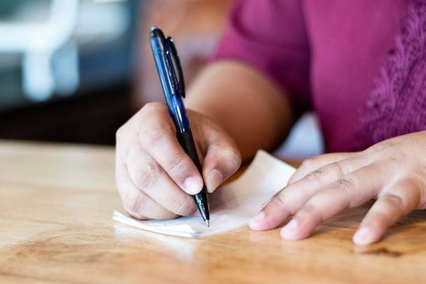 Kobiety ręczne pisanie notatek na papierze, pisanie raportów, planowanie zadań - Zdjęcie, obraz