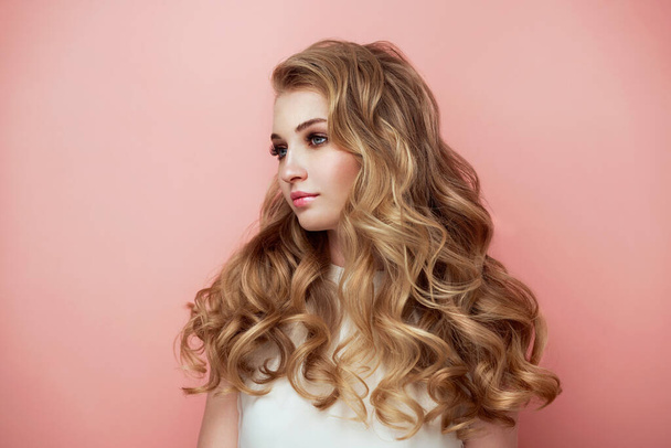 Portrait of young beautiful girl with blonde wavy hair. Fashion photo Hairstyle. Make up. Vogue Style. - Fotografie, Obrázek