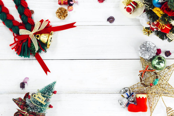 Χριστουγεννιάτικο φόντο με διακοσμήσεις και κουτιά δώρων σε ξύλινα - Φωτογραφία, εικόνα
