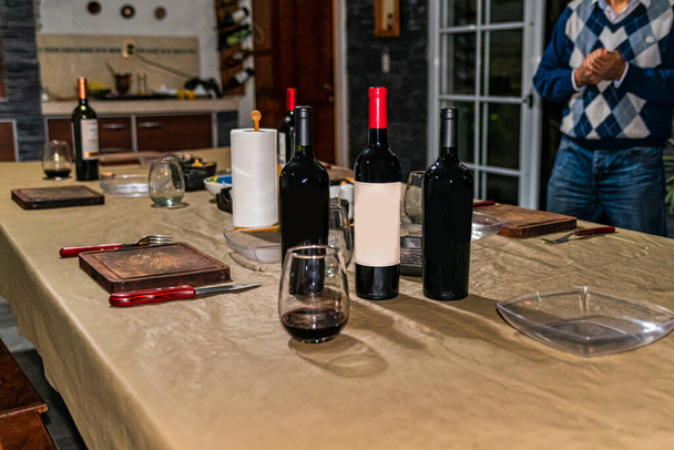 Le concept de consommation de vin. Bouteilles de vin, verres. Bouteilles de vin avec espace pour écrire.Espace pour écrire du texte. - Photo, image