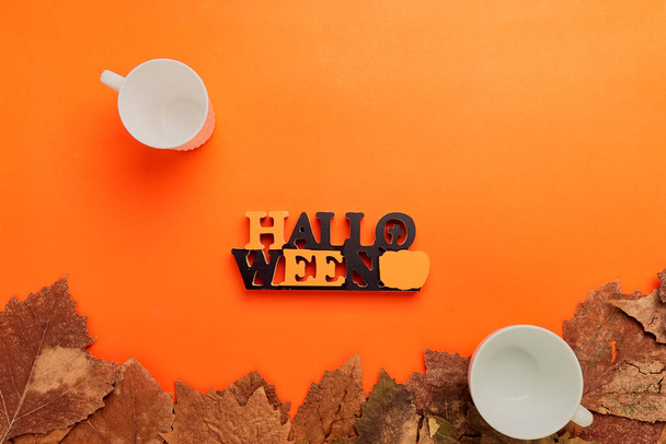 Happy Halloween pozadí, podzim, Mock-up prázdný šálek a suché listy na oranžovém pozadí kopírovat prostor - Fotografie, Obrázek