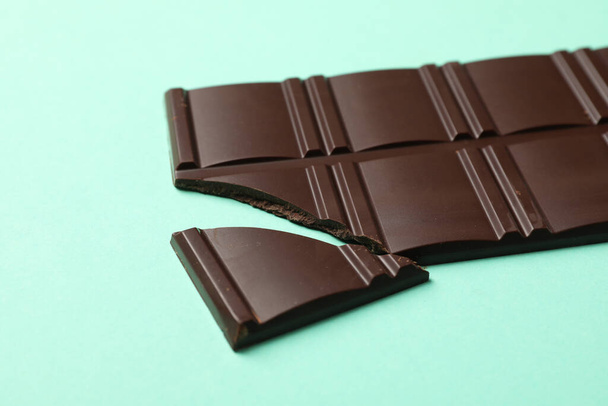Tasty chocolate bar on mint background. Sweet food - Foto, Bild