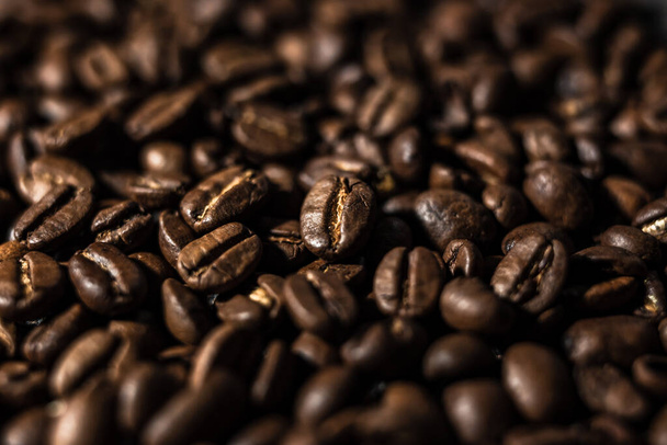 Macro image of coffee beans, small depth of field, selective focus - Foto, afbeelding