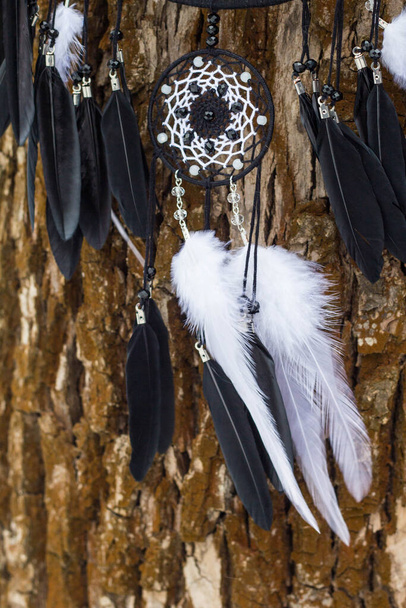 Dromenvanger met veren draden en kralen touw opknoping. Dromenvanger handgemaakt - Foto, afbeelding