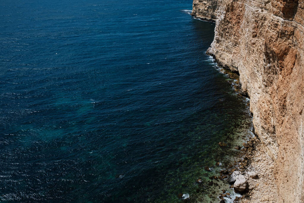Krásný výhled z útesu na modré moře. Neuvěřitelné pobřeží s volně stojícími útesy v moři. Cape Fiolent, Krym. - Fotografie, Obrázek