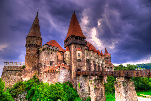 Hunyad Corvin kastély viharfelhőkkel Hunyadon, Erdélyben, Romániában, Európában - Fotó, kép