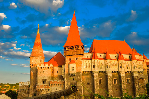 Bellissimo castello di Corvin alla luce del tramonto, Hunedoara, Transilvania, Romania, Europa - Foto, immagini