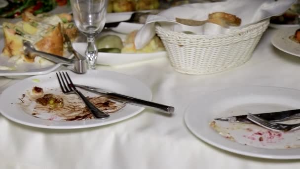 Comida desperdiciada en la mesa festiva después de la cena - Imágenes, Vídeo