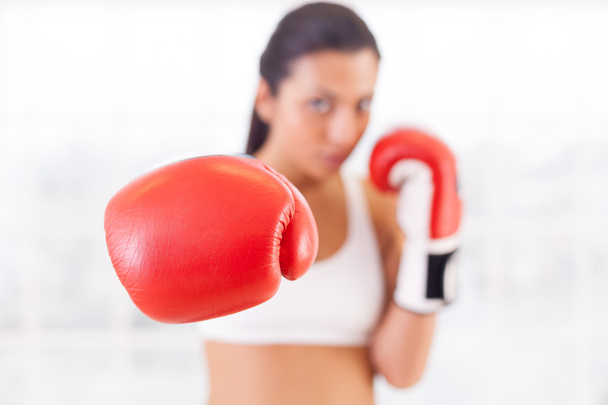 Woman boxing. - Foto, afbeelding