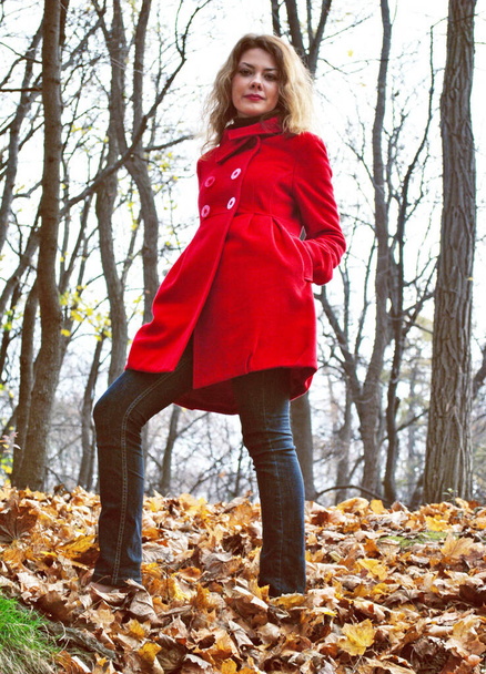 Stylish young woman at city. Autumn fashionable style, girl in coat at city, portrait of young lady - Foto, Imagem
