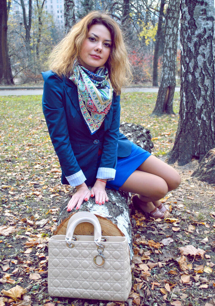 Stilvolle junge Frau in der Stadt. Herbst modischen Stil, Mädchen im Mantel in der Stadt, Porträt der modernen Dame - Foto, Bild
