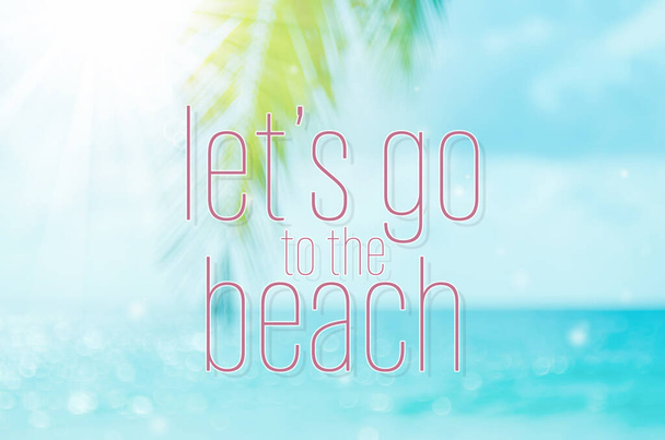 墨色の太陽の波の抽象的な背景を持つ熱帯のビーチをぼかしながら、ビーチの言葉に行きましょう。夏休みと旅行休暇のコンセプト。ヴィンテージトーンフィルターエフェクトカラースタイル. - 写真・画像
