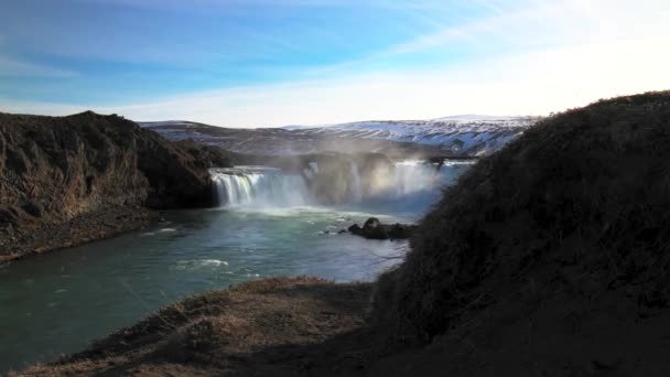 Zjeżdżalnia upływu czasu z wodospadu Godafoss na Islandii - Materiał filmowy, wideo