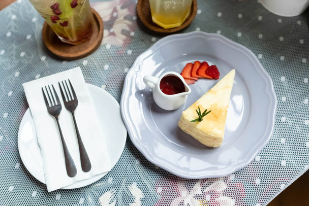 клубничный пирог с клубничным соусом на столе
. - Фото, изображение