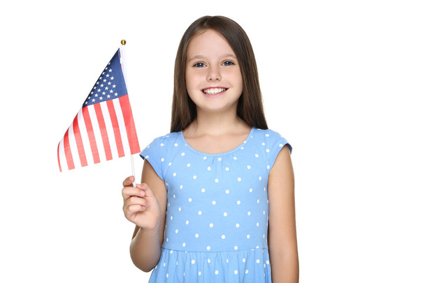 Giovane ragazza che tiene bandiera americana su sfondo bianco - Foto, immagini