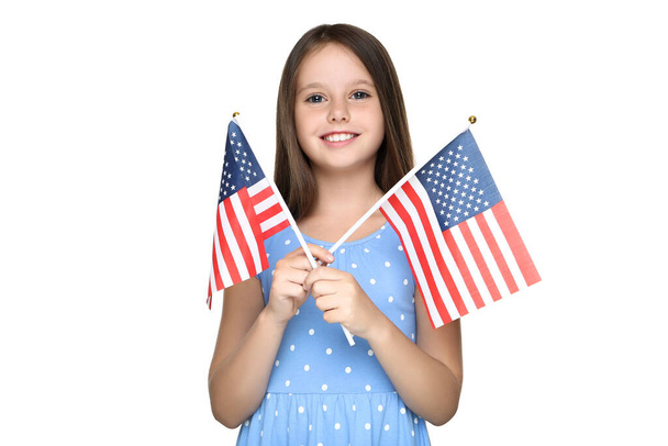 白地にアメリカ国旗を掲げる少女 - 写真・画像