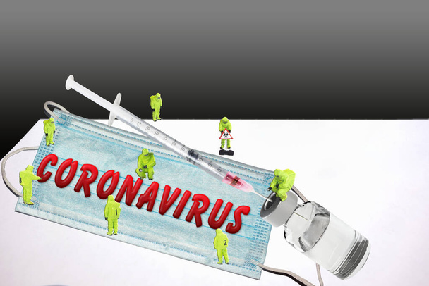 Medizinisches Personal im Miniaturformat in Schutzanzügen mit elektronischer Thermometerausrüstung, um die Ausbreitung des Coronavirus zu verhindern. Illustration der Coronavirus-Prävention der pandemischen Grippe (nCoV, Covid-19)) - Foto, Bild
