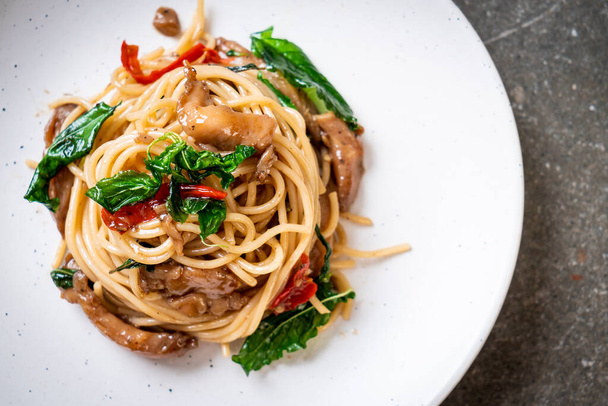 stir-fried spaghetti with chicken and basil - fusion food style - Foto, Bild