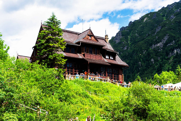 MORSKIE OKO, POLEN - 6. JULI 2019: Berghütte in Tatra, Morskie Oko See, Polen. Tatra ist sehr beliebtes Reiseziel. - Foto, Bild