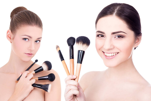 duas jovens mulheres bonitas com pincéis de maquiagem isoladas no fundo branco
 - Foto, Imagem