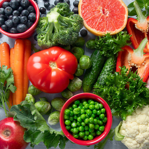 Verduras frescas. Concepto vegano y vegetariano. Alimentos ricos en vitaminas, minerales y antioxidantes. Alimentación saludable para estimular el sistema inmunológico. Vista superior
 - Foto, Imagen