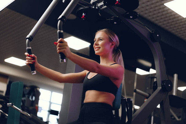 Young caucasian blonde woman training hands in a gym - Fotoğraf, Görsel
