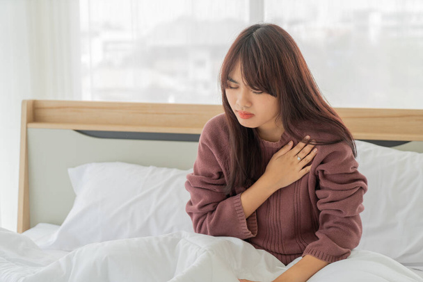 beautiful Asian women Heart disease on bed - Valokuva, kuva