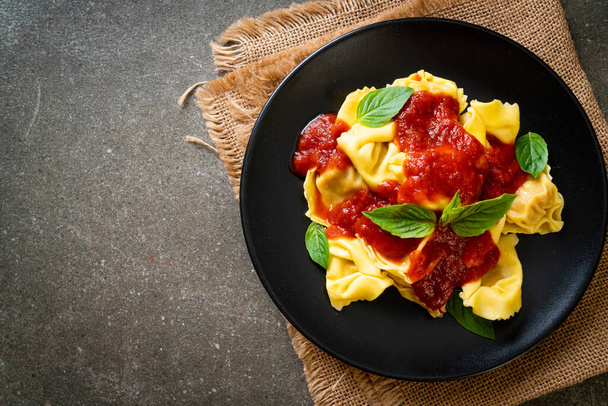 Italian tortellini pasta with tomato sauce - Italian food style - Fotoğraf, Görsel