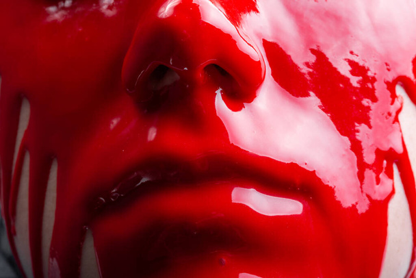 Kuva naaraat kasvot leviäminen kiiltävä punainen maali - Valokuva, kuva