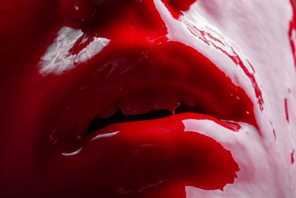 Фото женских губ с глянцевой красной краской
 - Фото, изображение