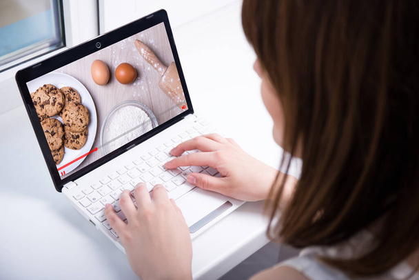 kobieta oglądanie bloga wideo o gotowanie na laptopie w domu - Zdjęcie, obraz
