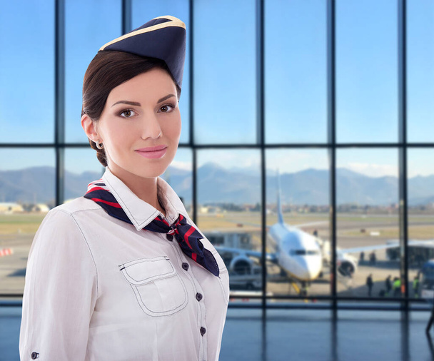 Sommer, Urlaub und Reisekonzept - Porträt der schönen Stewardess am Flughafen - Foto, Bild