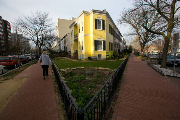 Spring, 2016 - Washington DC, USA - Residential Real Estate. Cozy beautiful townhouses in the center of the capital of America among the trees and shrubs. - Zdjęcie, obraz