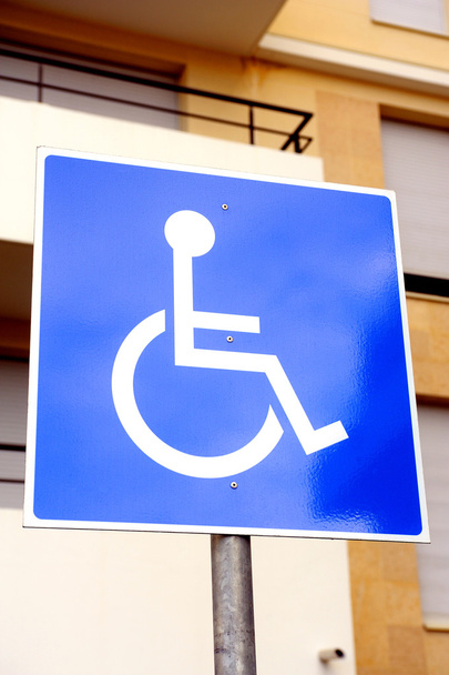 Vammaisille varattu pysäköintipaikka
 - Valokuva, kuva