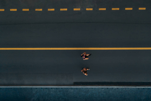 Letecký pohled na dvě dívky jogging - Fotografie, Obrázek