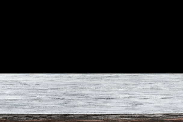 Natürliche hellgraue alte hölzerne strukturierte leere Tabelle auf schwarzem Hintergrund. Kann für Ihre Kreativität genutzt werden oder Ihre Produkte repräsentieren. Fokusstapeln zur Erzeugung der vollen Schärfentiefe. - Foto, Bild