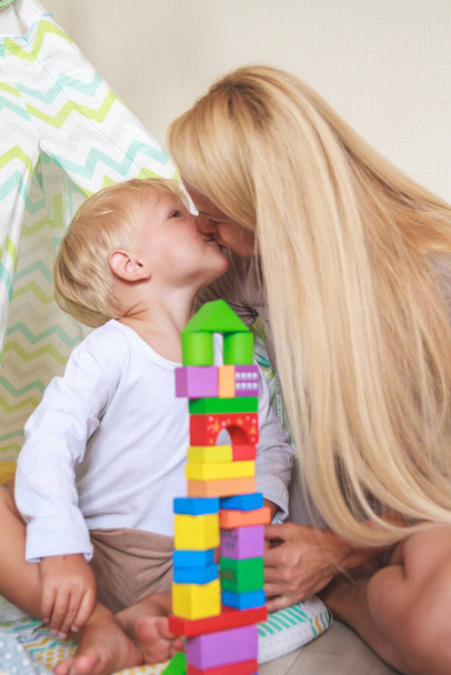 Mom and son build a tower together from the constructor - Фото, зображення