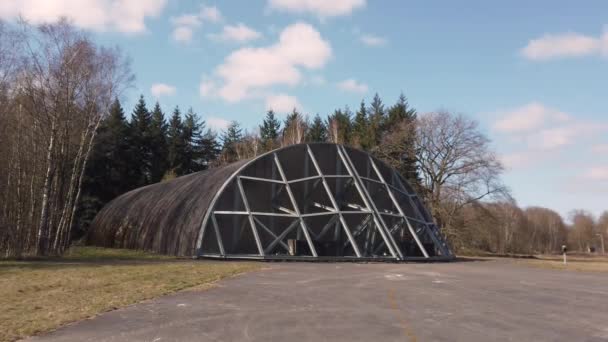materiał filmowy Hardened Aircraft Shelter w jesiennym krajobrazie - Materiał filmowy, wideo