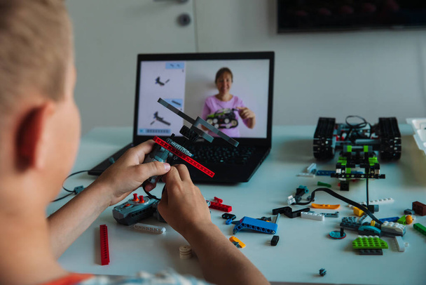 robot per la costruzione di bambini con lezione di tecnologia robotica online - Foto, immagini