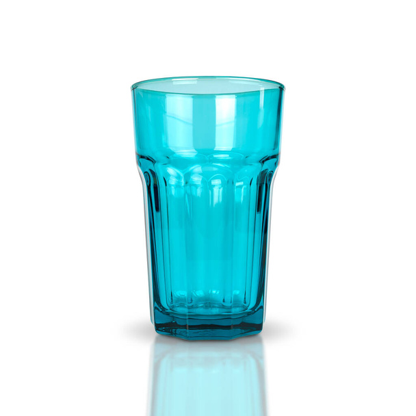Helder blauw glas geïsoleerd op witte achtergrond. met knippaden. - Foto, afbeelding