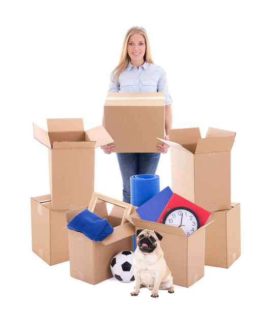 concept de jour émouvant - jeune femme avec des boîtes en carton marron et chien isolé sur fond blanc - Photo, image