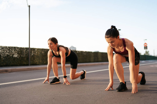Corridori femminili pronti a iniziare a correre e gareggiare l'un l'altro - Foto, immagini