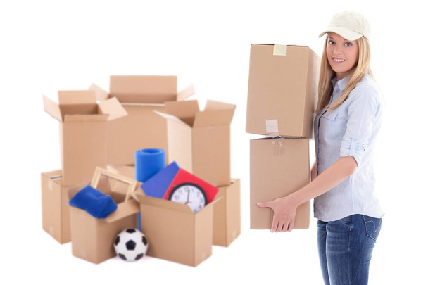 Konzept für einen beweglichen Tag - attraktive Frau mit braunen Kartons mit Sachen auf weißem Hintergrund - Foto, Bild